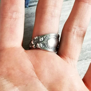 Anello Regolabile Floreale Scuro da Donna, Gioiello Chic e di Tendenza per Fidanzamento o Regalo - Product Image 6