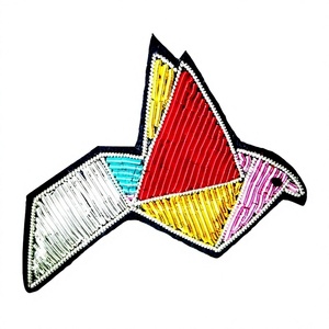 Insigne de nom en soie brodé personnalisable avec motif d'oiseau tissu à coudre et feutre avec technique d'émail pour sacs Logo personnalisé - Product Image 1