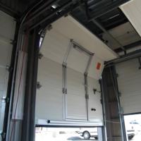 Portes pliantes automatiques industrielles en alliage d'aluminium, résistantes au vent, design moderne, solution complète pour les portes d'ateliers