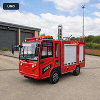 Camion de pompiers électrique à quatre roues avec portes à volets pour équipement, baie d'appareils de station, moniteur d'eau sur le toit et barre lumineuse