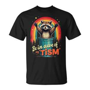Camiseta Be In Awe Of My Tism con diseño de mapache arcoíris para concienciación sobre el autismo - Product Image 1