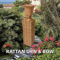Urne et piédestal en rotin festonné de style Art déco avec nœud pour objets décoratifs d'anniversaire