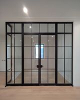 Porte d'entrée française en acier et verre ultra-étroite pour extérieur, avec isolation thermique, insonorisation, antivol, caractéristiques énergétiques et design minimaliste