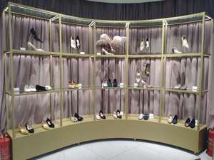 Diseño 3D de Tienda de Zapatos Moderna LUX, Diseño de Exhibición de Zapatos en MDF, Estantes Modernos de Vidrio para Bolsos y Zapatos de Marca - Product Image 1