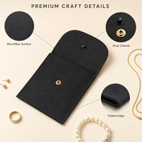 Pochette carrée en microfibre suédée noire avec logo personnalisé en relief, fermeture à bouton pression, sac d'emballage de luxe pour bijoux avec anneau