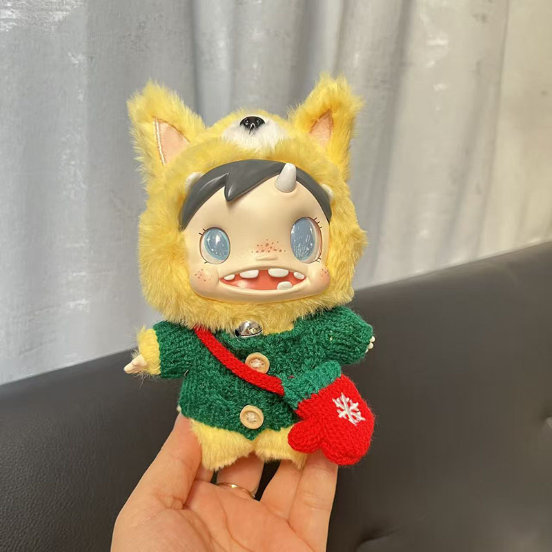 เสื้อสเวตเตอร์กระดุมไม้สีเขียว-ถุงมือสีแดง