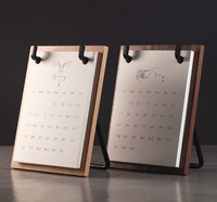 Calendrier de bureau personnalisé de qualité supérieure avec base en bois, impression de logo personnalisée, 2027, calendrier de table de haute qualité avec support pour téléphone