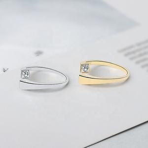 Anello Unisex Ouj in Argento Sterling 925 Placcato Oro con Zirconia Quadrata Irregolare, Design Aperto e Regolabile - Product Image 2