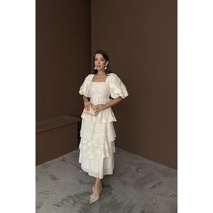 เดรสชีฟองทรงเอไลน์สีเบจสุดหรู แขนทรงบอลลูน พิมพ์ลายดอกไม้ ผ้าซีทรูหลายชั้น ชุดราตรี คอเหลี่ยม เอวทรงธรรมชาติ - Product Image 5