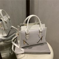Sac fourre-tout en PU tendance de style occidental avec patchwork contrasté, accents à motif crocodile, grande capacité, fermeture éclair, pour femmes