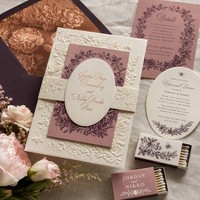 Tarjeta de Invitación de Boda con Letras en Relieve 3D |   Inserto Ovalado de Cartón con Relieve Floral Intenso Personalizado