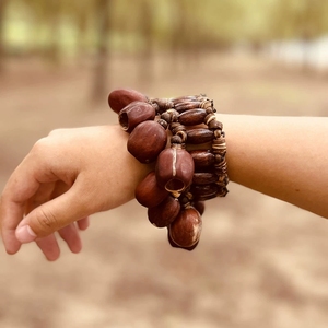 สร้อยข้อมือเขย่ามือทำจากเปลือกผลไม้ธรรมชาติ ขายส่ง ของเล่นดนตรีเสริมพัฒนาการทางประสาทสัมผัส - Product Image 3