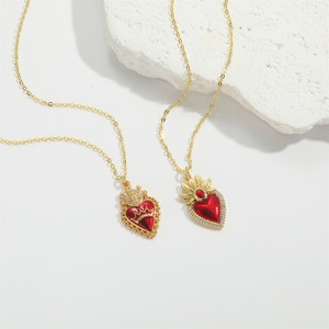 Collier avec pendentif Cœur Sacré émaillé rouge, bijoux religieux en or avec design ailes d'ange et couronne pour femmes - Product Image 5