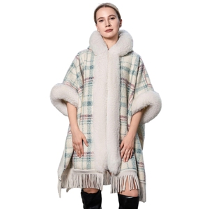 Capa extragrande con capucha de piel sintética a cuadros para mujer, con borlas largas y abertura lateral, ideal para fiestas nocturnas. - Product Image 5