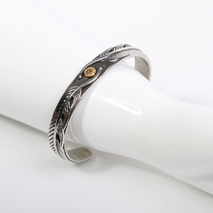 Brazaletes de Acero Inoxidable con Diseño de Pluma de Hoja Vikinga Nórdica para Hombre, Resistentes al Agua y al Deslustre, de Energinox - Product Image 6