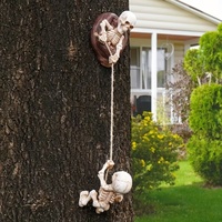 Ornement d'arbre en résine d'escalade sur roche squelette - Design ludique, parfait pour la décoration d'arbre de jardin et la décoration suspendue d'extérieur pour Halloween