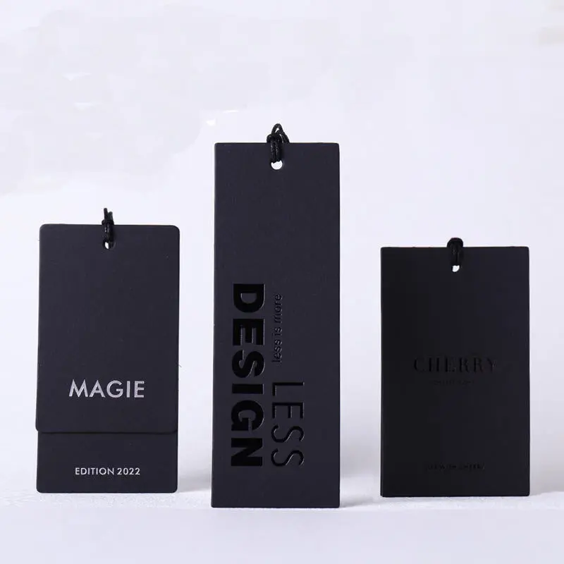 Name Logo Marke Tags Kraft papier Tags Metall Öse Kleidung hängen Tags benutzer definierte kostenlose Design-Druck mit weißen schwarzen Schnur