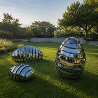Sculpture abstraite Chrysalis en acier inoxydable poli miroir moderne, grande sculpture en métal personnalisée pour l'aménagement paysager extérieur