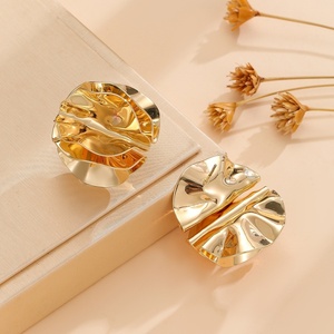 Jingciren Boutique, nueva joyería europea y americana, pendientes irregulares con personalidad, estilo retro, estilo Hong Kong, pasarela de moda, estilo antiguo - Product Image 4