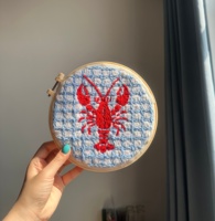 Broderie au Punch Needle Faite Main Motif Homard, Design Original, Décoration Murale à Carreaux Bleus, Cadeau Thème Nautique pour la Maison
