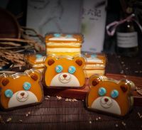 Vente en gros Récipient unique d'emballage de gâteau d'ours mignon avec couvercle Boîte de tiramisu transparente en PET Boîtes de bonbons à dessert en plastique personnalisées