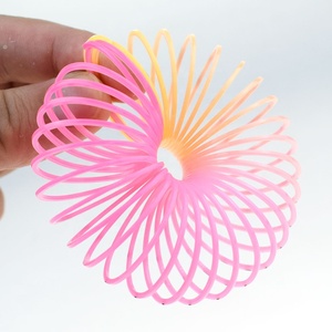 Vente en gros 2023 Mini ressort arc-en-ciel élastique anti-stress, jouet de fête d'anniversaire pour la dextérité manuelle - Product Image 5