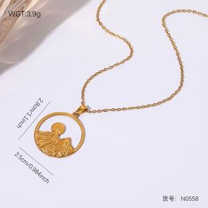 Collier pendentif en acier inoxydable plaqué or 18 carats, finition texturée, motif montagne et soleil, forme géométrique ronde en diamant - Product Image 6