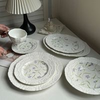 Assiettes, tasses à café, soucoupes et plats à dessert en porcelaine occidentale de style vintage français, de luxe léger et rétro, finement embossés