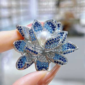 Broche de Aleación Blanca Australiana con Diseño de Número y Perlas en el Pecho, Estilo Europeo Americano de Alta Gama para Mujer - Product Image 5