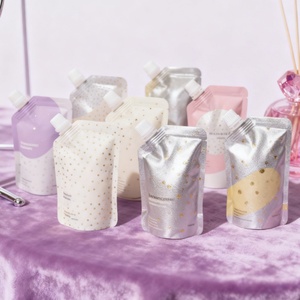 Emballage cosmétique en plastique écologique rechargeable, pochette souple noire givrée avec bec verseur pour shampoing, parfum, lotion, liquide - Product Image 1