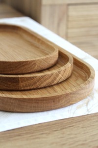 ถาดเสิร์ฟไม้โอ๊คทำมือ ดีไซน์อาร์ตเดโคสมัยใหม่ พร้อมขาตั้งโลหะ มี 3 ขนาดให้เลือก บรรจุภัณฑ์ปรับแต่งได้สำหรับวันเกิด - Product Image 3