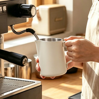Mousseur à lait incliné en acier inoxydable 304 avec bec verseur en hêtre, échelle graduée, design moderne et minimaliste, gravé au laser, pour bar à domicile