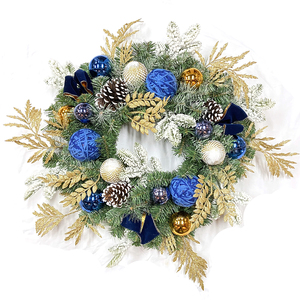 Guirlande <span class=keywords><strong>de</strong></span> Noël en PVC <span class=keywords><strong>de</strong></span> 24 pouces <span class=keywords><strong>avec</strong></span> des aiguilles <span class=keywords><strong>de</strong></span> pin mélangées, anneau en PE au bas, ornements en <span class=keywords><strong>laine</strong></span> tricotée, boule, ruban doré, pompons - Product Image 1