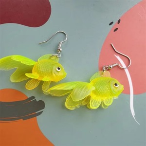 Boucles d'oreilles pendantes créatives pour femme, en forme de <span class=keywords><strong>poisson</strong></span> <span class=keywords><strong>rouge</strong></span> multicolore transparent, en plastique néon, bijoux fantaisie personnalisés pour fête de fille - Product Image 3