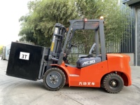 Chariot élévateur électrique WGZN 3 tonnes avec tube de protection du tuyau d'huile et grand tableau de bord multifonctionnel pour le déplacement professionnel de matériaux