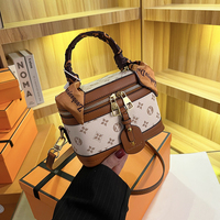 Sac fourre-tout de luxe imprimé haut de gamme pour femme, sac à cosmétiques polyvalent doublé en polyester, fermeture éclair, bandoulière unique, porté épaule ou croisé.8825