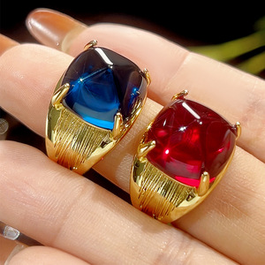 Bijoux de mode écologiques en cuivre plaqué or 14*14mm, zircon rouge et bleu, style Hop, bagues personnalisées uniques en forme de main, haute qualité - Product Image 2