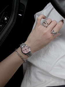 <span class=keywords><strong>Orologio</strong></span> al Quarzo Rotondo Personalizzato alla Moda per Donne, Impermeabile 30M, Quadrante Goffrato, Cinturino in Acciaio Inossidabile Bicolore, per Uso Quotidiano - Product Image 3