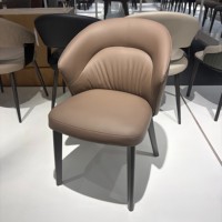 Chaise de salle à manger moderne en cuir à motif griffe de chat, dossier plissé incurvé, pieds en métal noir, chaise d'appoint pour salle à manger, cuisine, maison