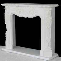 Cheminée en marbre blanc sculptée à la main, ornée de motifs floraux en relief, cadre de cheminée en pierre, luxe pour salon de villa intérieure