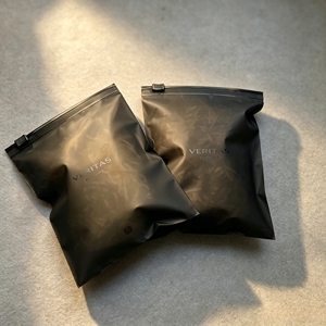 Pochette zippée semi-transparente noire mate personnalisée, pochette zippée en plastique noir givré avec logo pour l'emballage d'accessoires de bijouterie - Product Image 1