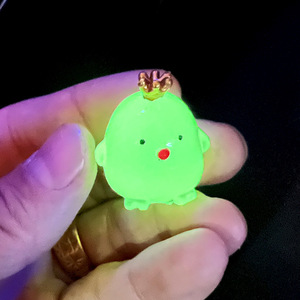 Ornements de poulet en résine rouge vif qui brillent dans le noir, accessoires de bijoux DIY, décorations mignonnes de dessins animés pour coques de téléphone et artisanat - Product Image 3