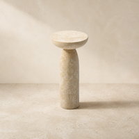 Table sur pied en travertin naturel artisanal, style minimaliste moderne, avec plateau en verre, pour chambre à coucher, salon et hôtel