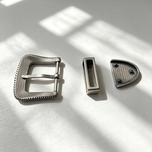 Juego de Hebillas de Metal para Cinturón, Estilo Vintage, con Logotipo Grabado y Extremos Triangulares - Product Image 5