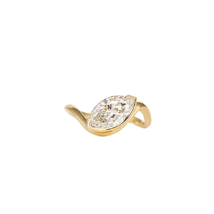 Bague de fiançailles vintage style Art Déco avec diamant taille marquise 6x12 mm, sertissage demi-cerclé, panier flottant latéral, OM GEMS - Product Image 1