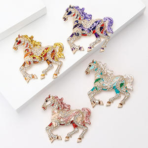 Juego <span class=keywords><strong>de</strong></span> broches <span class=keywords><strong>de</strong></span> <span class=keywords><strong>caballo</strong></span> al galope <span class=keywords><strong>de</strong></span> colores, accesorio <span class=keywords><strong>de</strong></span> moda, cristales brillantes, aleación <span class=keywords><strong>de</strong></span> Zinc, esmalte, fundición <span class=keywords><strong>de</strong></span> Metal, alfileres al por mayor a granel - Product Image 1