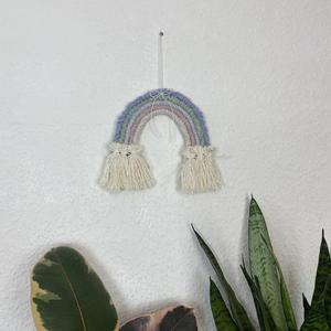 Décoration murale tendance en macramé arc-en-ciel pastel - Product Image 1