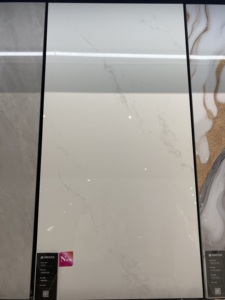 Carrelage en marbre blanc <span class=keywords><strong>de</strong></span> luxe 600x1200mm, pierre polie, texture <span class=keywords><strong>de</strong></span> <span class=keywords><strong>sol</strong></span>, résistant à l'usure, carrelage en céramique en porcelaine peu coûteux - Product Image 1