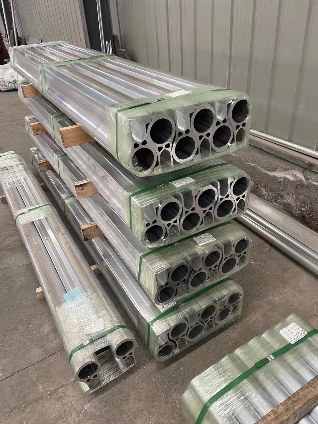 Рамка с алюминиевым профилем, алюминиевый профиль для изготовления дверей и окон