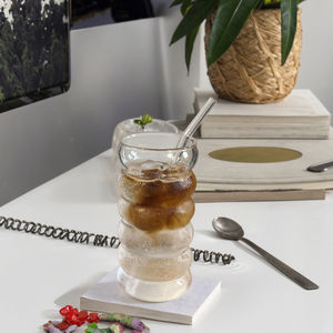 Venta al por mayor de bonitas tazas de agua de vidrio reutilizables con alto contenido de boro y sílice, botellas de café y jugo de vidrio resistentes al calor con pajitas - Product Image 3